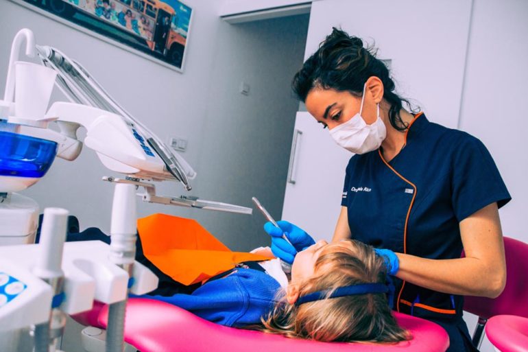 Primera visita al dentista: los odontopediatras recomiendan que sea al cumplir el año